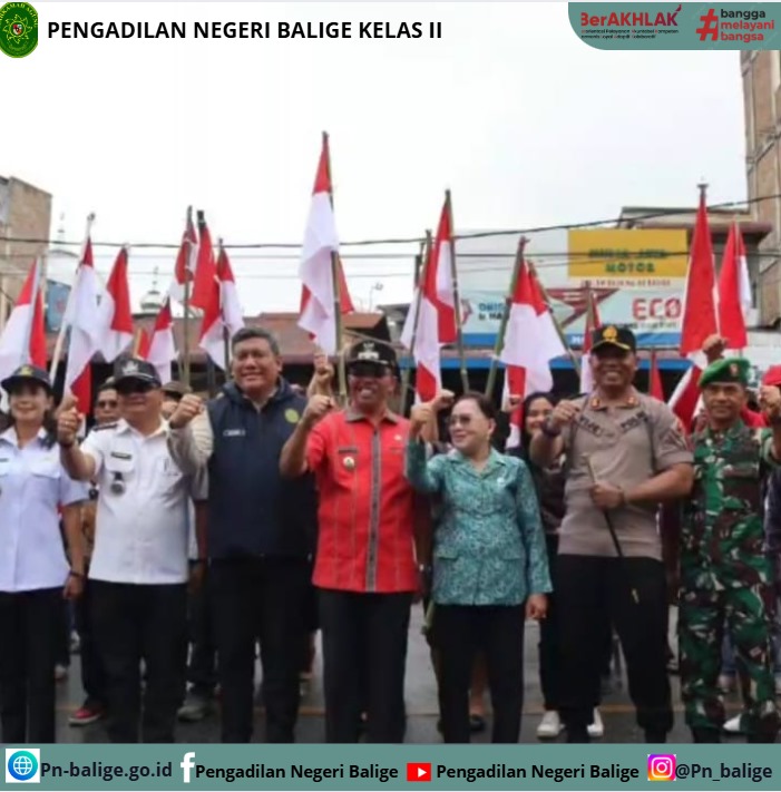Ketua Pengadilan Negeri Balige mengikuti acara Gerakan Pembagian Sepuluh Juta Bendera Merah Putih